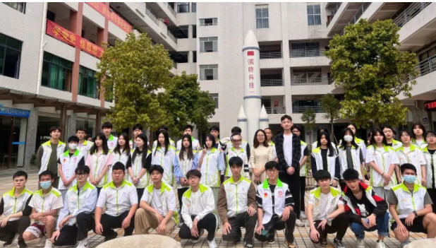 承担绿色责任、树立绿色观念、传播绿色文明 ——植树节，我们在行动
