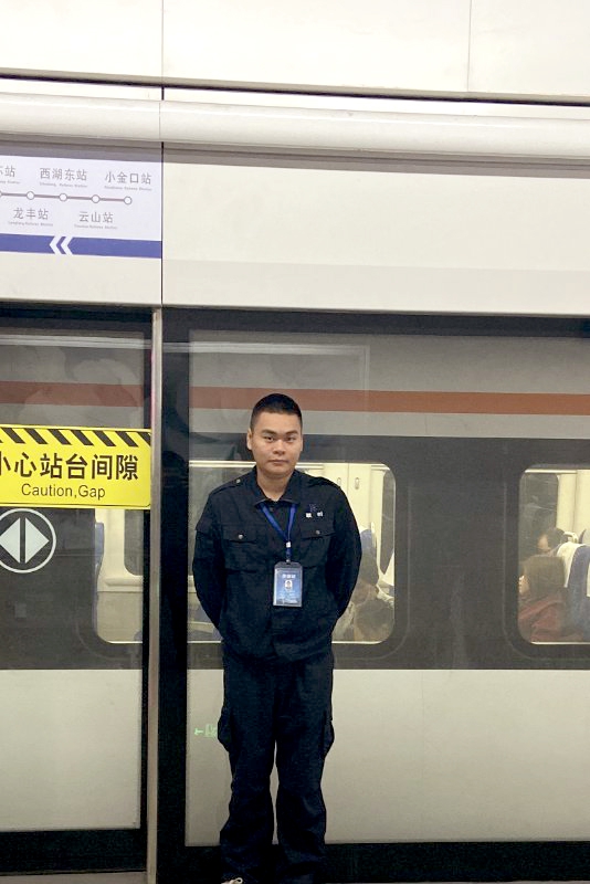 林乐乐：18届高技工业机器人应用专业毕业生，现任海南珠江物业管理有限公司高铁客服中心莞惠班组维修组组长，主管17个城际站，14个普铁站的设备维修维护工作。